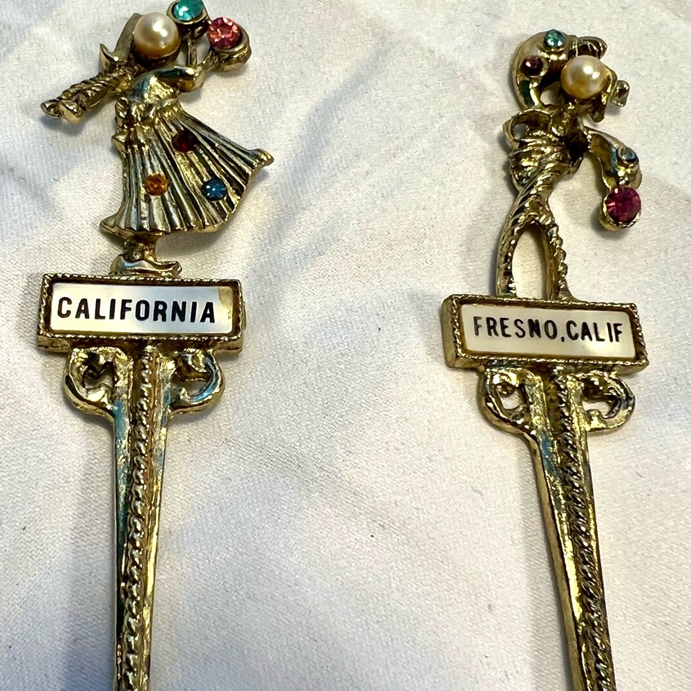 Lot of two Collectible Gold tone souvenir Spoons, with dancing figure on top. - Picture 2 of 8